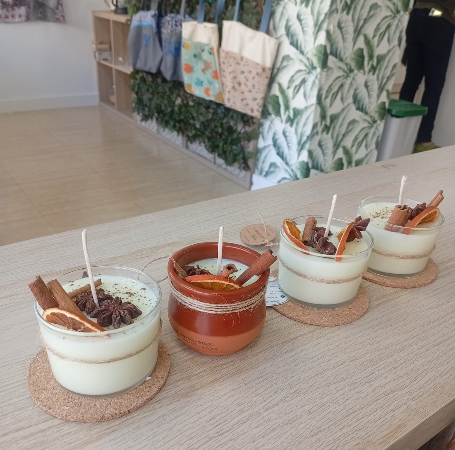 Colección de velas artesanales con canela y naranja