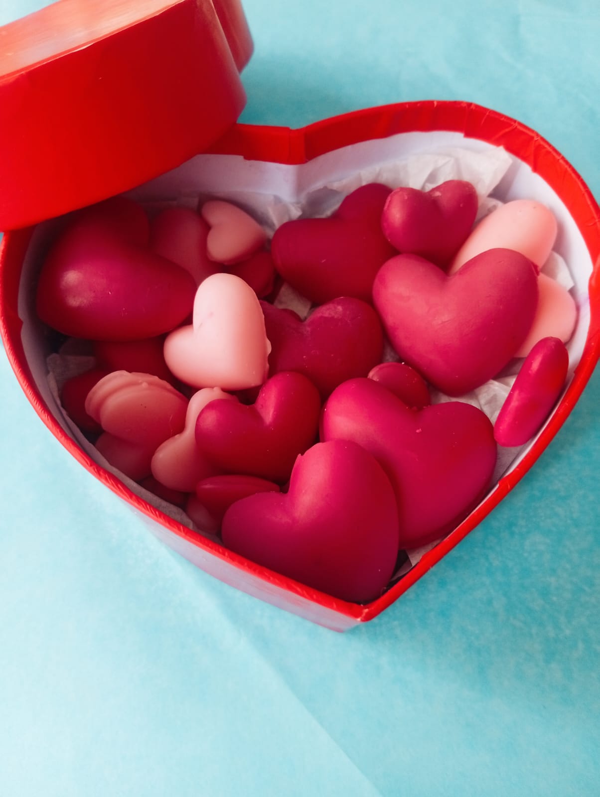 Wax melts con forma de corazones en una caja roja